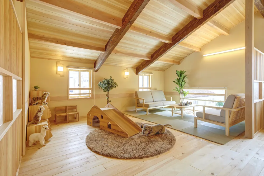 小屋裏で育つ、のびやかな毎日
